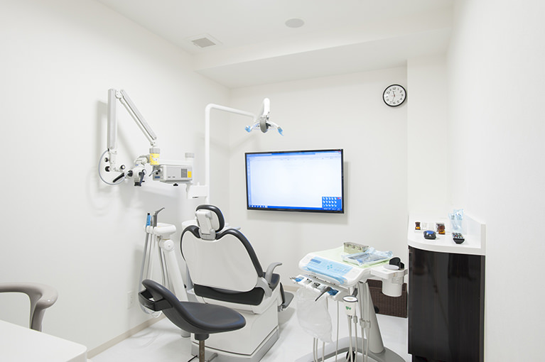 虫歯、歯周病、抜歯などの治療や予防、インプラント、義歯など幅広く診療を行っています。